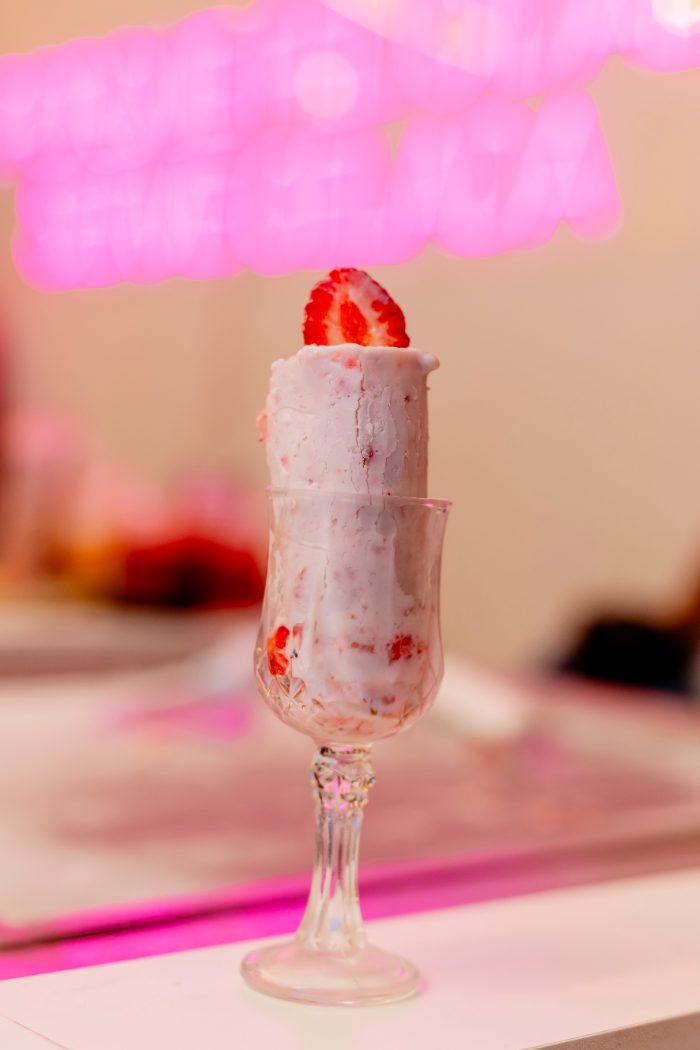 Taça de gelato de morango com morango fresco